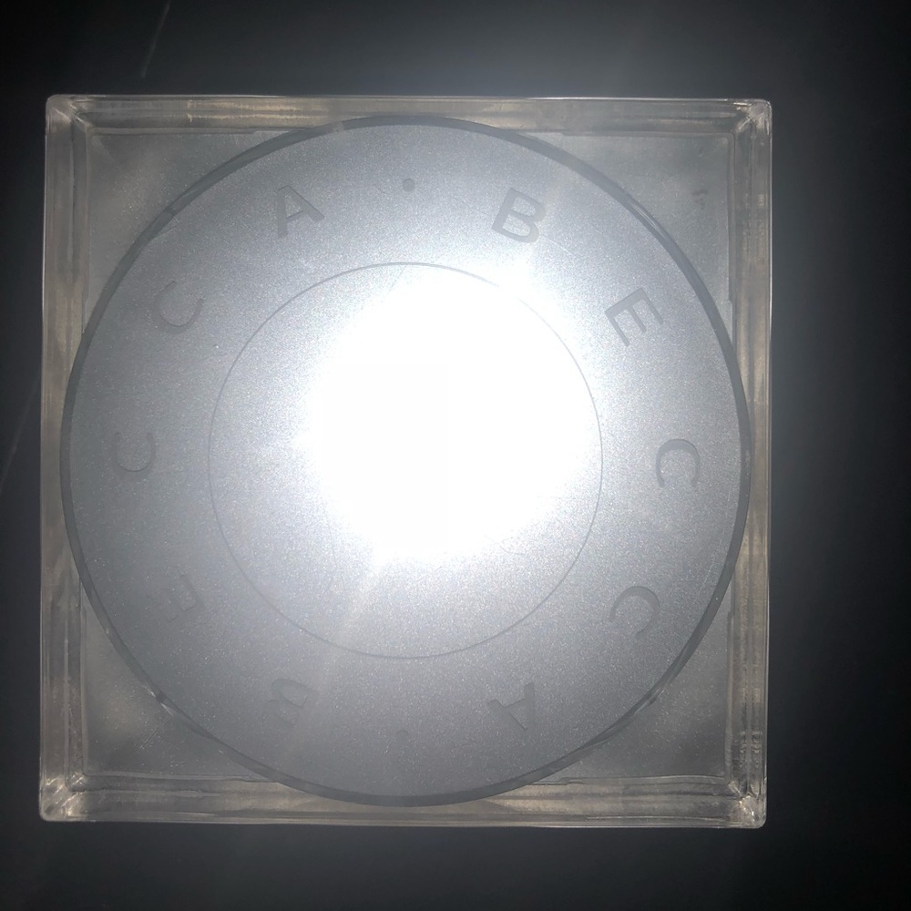 Becca Soft Light Blurring Powder - Picture 3 of 3